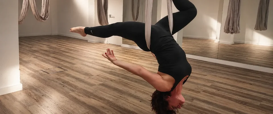 Inversión en hamaca durante una sesión de AeroYoga en Studio Salux