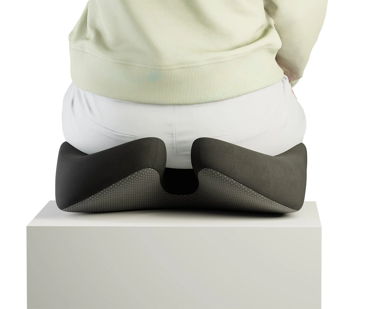 Cojín ergonómico diseñado para reducir la presión en el coxis y aliviar el dolor.